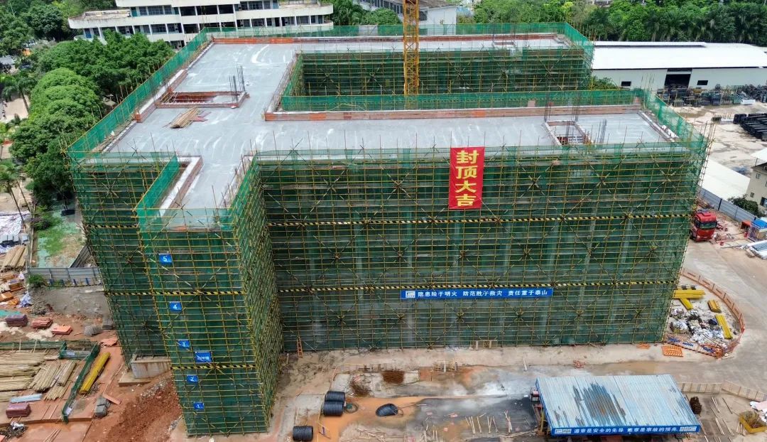 歷時(shí)73天！南寧四十三中2#教學(xué)樓主體結(jié)構(gòu)順利封頂
